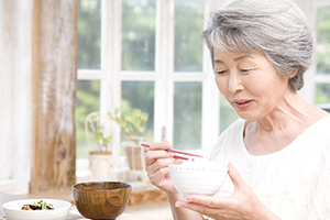 義歯でも好きなものを美しく食べたい 義歯でも好きなものを美しく食べたい